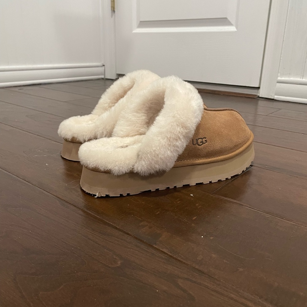 women’s size 8 UGG disquette slippers